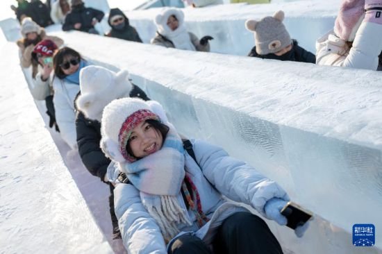 12月21日，游客在哈爾濱冰雪大世界園區游玩。新華社記者 張濤 攝